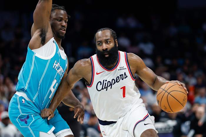 Harden barst los voor 55, Clippers verslaan Hornets met 131-116 in Paul's waarschijnlijk laatste wedstrijd in North Carolina