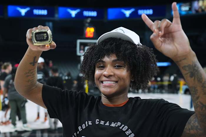 Harmon's basket op de laatste seconde tilt nr. 4 Texas-vrouwen boven nr. 2 South Carolina voor de Players Era-titel
