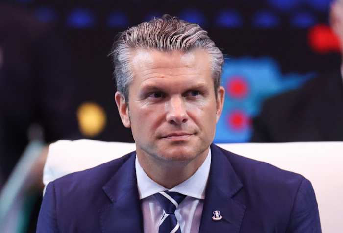 Hegseth in Vietnam om de defensiebanden te versterken en een voorzichtige partner gerust te stellen