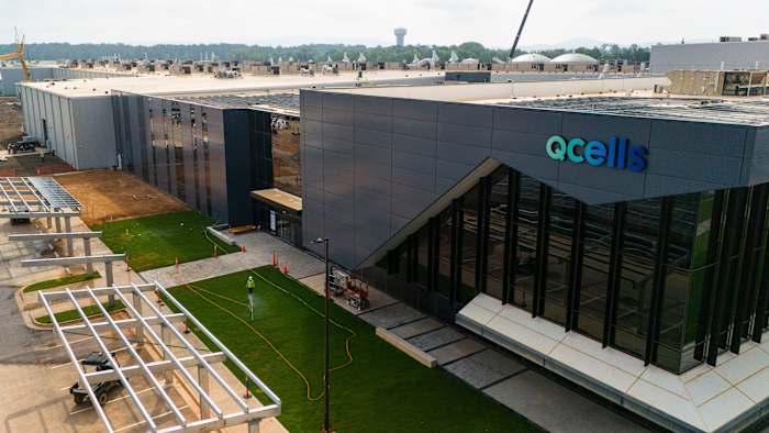 Het Zuid-Koreaanse zonne-energiebedrijf verlaagt de lonen en uren voor werknemers in Georgië, omdat Amerikaanse functionarissen de import tegenhouden