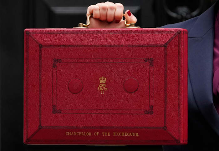 Het hoofd van het Britse ministerie van Financiën is van plan de belastingen opnieuw te verhogen in een tweede begroting met hoge inzet