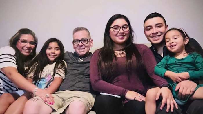 'Het licht dat nooit zal worden gedimd': Familie herinnert zich Fiesta-icoon 'Mr. Chicken', die stierf aan kanker