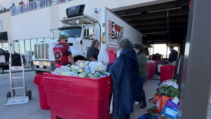 Honderden doneren aan de voedselbank in de hoop de benefietshow van Gabriel 'Fluffy' Iglesias te zien