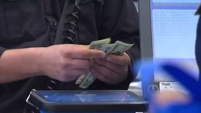 Inwoners van San Antonio zoeken een bijbaantje om de stijgende kosten bij te houden