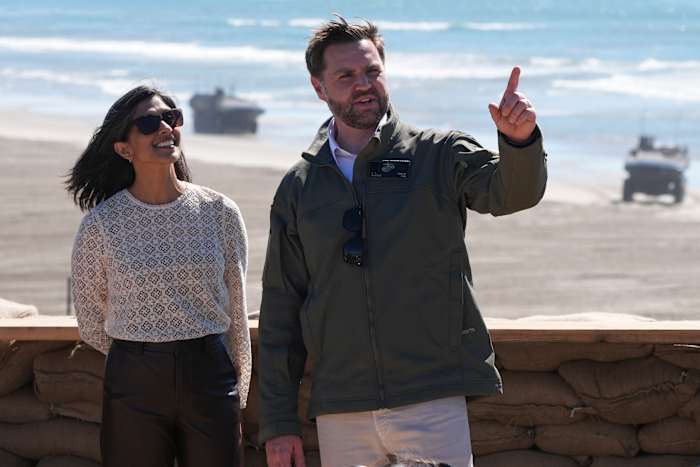 JD Vance hoopt dat zijn hindoeïstische vrouw zich tot het christendom bekeert, waardoor er discussie ontstaat over het interreligieuze huwelijk