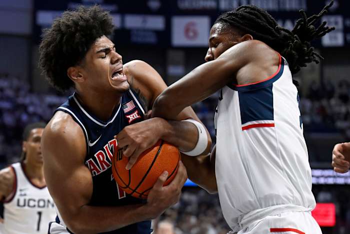 Jaden Bradley scoort 21 punten en leidt nummer 4 Arizona voorbij nummer 3 UConn 71-67