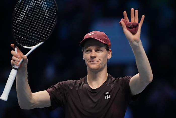 Jannik Sinner verovert halvefinaleplek bij ATP Finals met overwinning op Alexander Zverev