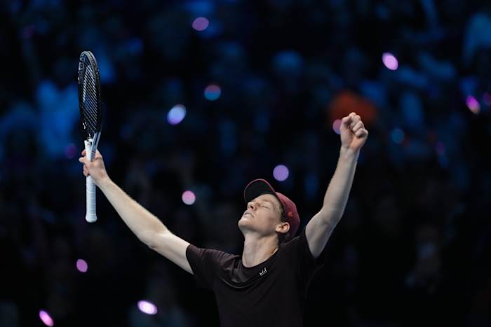 Jannik Sinner verslaat Carlos Alcaraz en behoudt de ATP Finals-titel voor zijn thuisfans