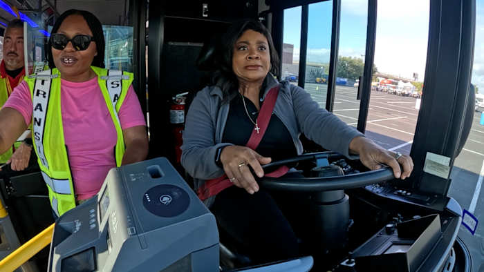 Japhanie Gray van KSAT neemt deel aan de wedstrijd van VIA's beroemde busbedrijven tijdens de jaarlijkse 'roadeo'