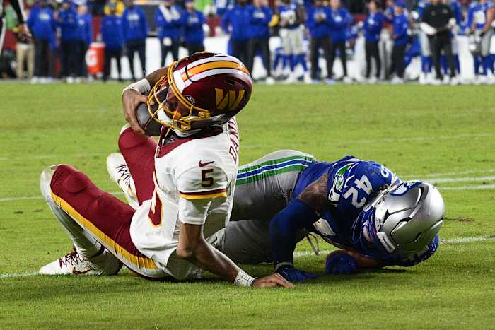 Jayden Daniels verlaat het spel nadat de niet-werpende arm van Washington QB gruwelijk buigt