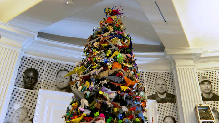 Kerstboom met duizenden origami-werken wordt geopend in het American Museum of Natural History in New York