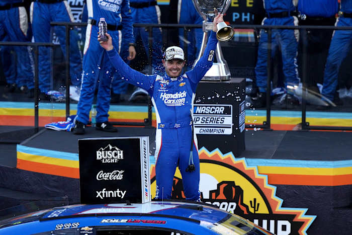 Kyle Larson wint het tweede NASCAR-kampioenschap en ontzegt Denny Hamlin in de verlenging
