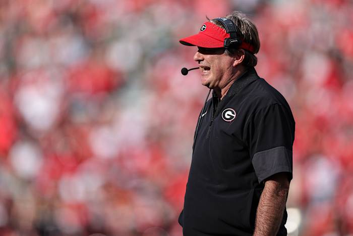 Lijnwachter Nyier Daniels uit Georgia wordt na zijn arrestatie na een politie-achtervolging uit het team ontslagen