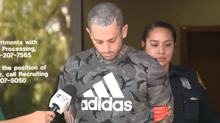 Man gearresteerd nadat hij naar verluidt een kitten voor de camera had gewurgd, zegt de politie van San Antonio