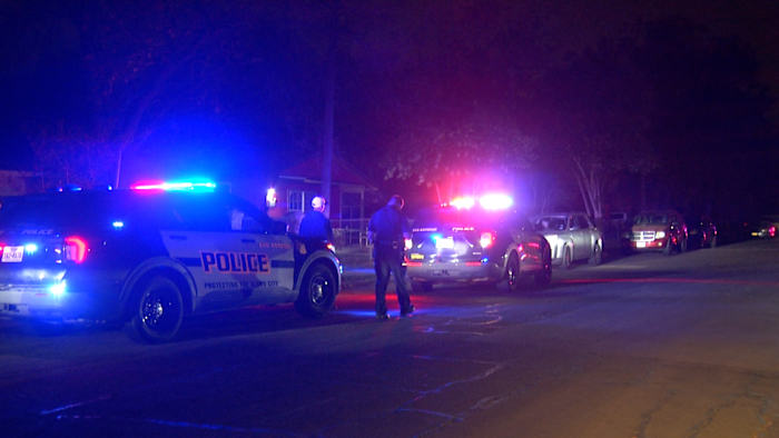 Man gevonden met meerdere steekwonden aan West Side; De politie houdt de man aan met opgedroogd bloed op zijn lichaam