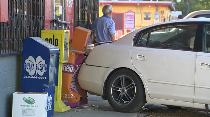 Man met 'mogelijk kritieke verwondingen' in ziekenhuis opgenomen na ongeval met bedrijfsvoertuig, zegt SAPD