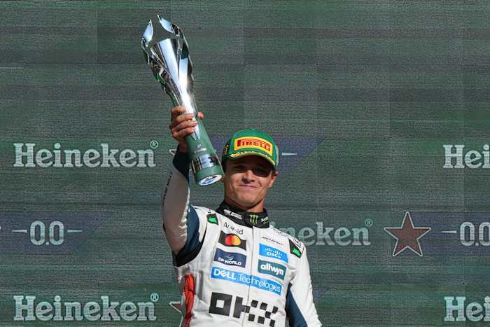 McLaren-coureurs Lando Norris en Oscar Piastri strijden om de F1-titel terwijl Max Verstappen dichterbij komt