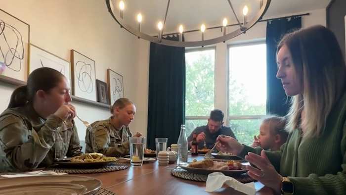 Meer dan 200 gezinnen openen de deuren voor JBSA-Lackland-stagiairs voor de Thanksgiving-maaltijd