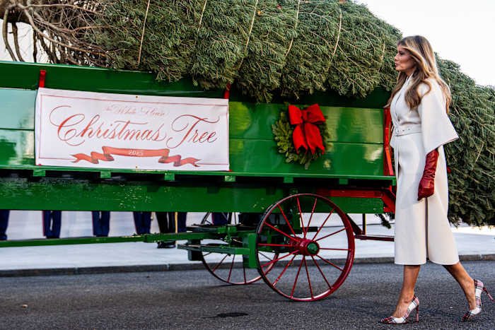 Melania Trump verwelkomt kerstboom in het Witte Huis