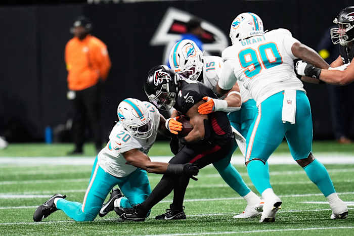 Miami Dolphins ruilen edge rusher Jaelan Phillips naar Philadelphia Eagles, zegt een AP-bron