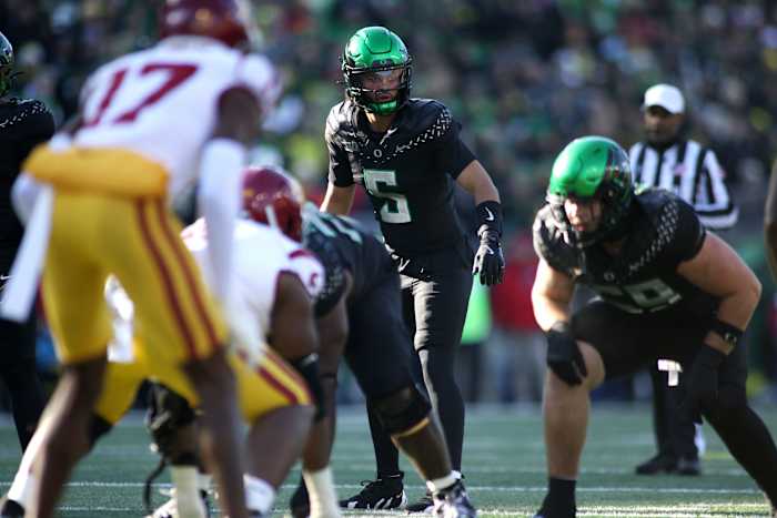 Moore gooit twee TD-passes en nr. 6 Oregon ontspoort de CFP-hoop van nr. 16 USC met een overwinning van 42-27