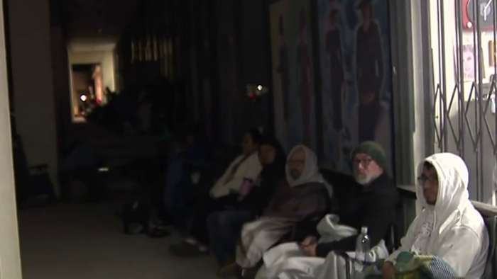 Muziekfans staan ​​ruim voor middernacht in de rij voor vinyldeals in de winkel in San Antonio