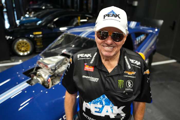 NHRA-geweldige John Force gaat formeel met pensioen 17 maanden na traumatisch hersenletsel