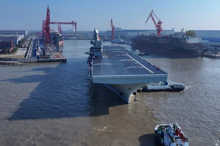 Net nadat China een nieuw vliegdekschip in gebruik heeft genomen, begint het met proefvaarten met een amfibisch aanvalsschip