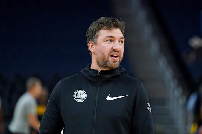 New York Liberty huurt Warriors-assistent Chris DeMarco in als hoofdtrainer, zegt een AP-bron
