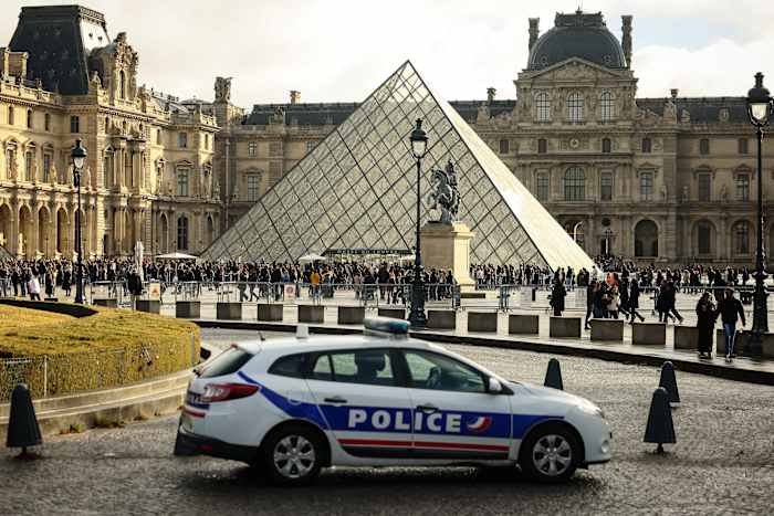 Nog vier arrestaties bij een juwelenroof van $102 miljoen in het Louvre, zegt de aanklager van Parijs