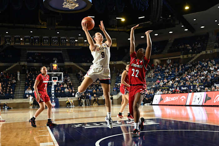 Nr. 1 UConn behandelt nr. 20 Louisville 79-66 in openingswedstrijd verplaatst vanwege sluiting van de overheid