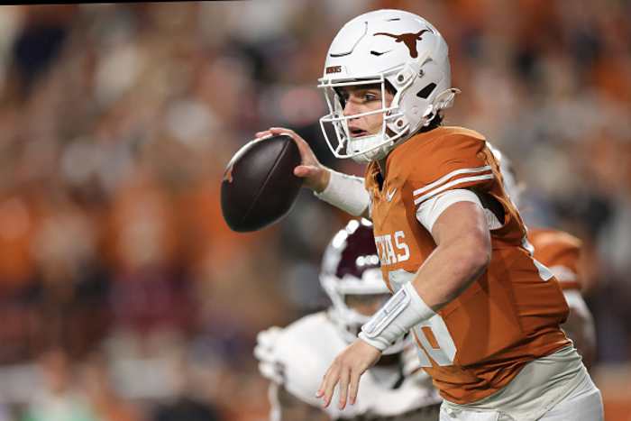 Nr. 16 Texas verslaat nr. 3 Texas A&M met 27-17 en bederft het ongeslagen seizoen van de Aggies en de hoop op de SEC-titelgame