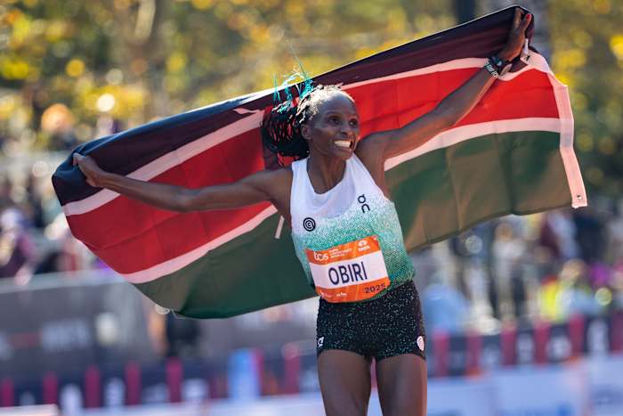 Obiri vestigt het parcoursrecord op de NYC Marathon voor dames, Kipruto wint de herenrace met een fractie van een seconde