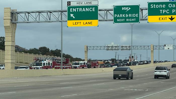 Passagier gedood, bestuurder gewond bij motorongeluk op US Highway 281 aan North Side, zegt de politie