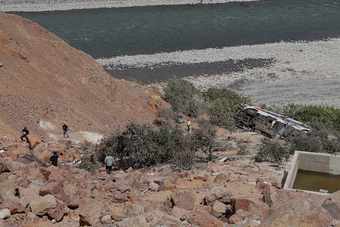 Passagiersbus stort in een ravijn in het zuiden van Peru, waarbij minstens 37 mensen om het leven komen