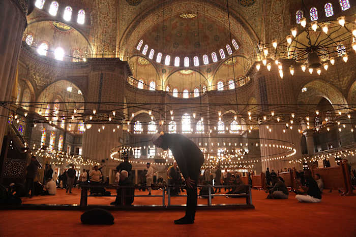 Paus Leo XIV opent zijn eerste buitenlandse reis met een bezoek aan Turkije dat de religieuze en politieke banden benadrukt