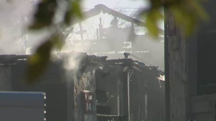 Persoon behandeld voor het inademen van rook nadat brand het appartementencomplex Northwest Side heeft verwoest, zegt SAFD