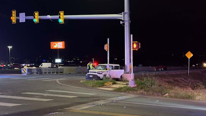 Persoon sterft na ongeval met meerdere voertuigen in het westen van Bexar County; 3 anderen werden in het ziekenhuis opgenomen