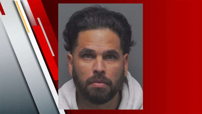 Politieagent gearresteerd, beschuldigd van drie misdrijven waarbij een kind gewond is geraakt, zegt SAPD