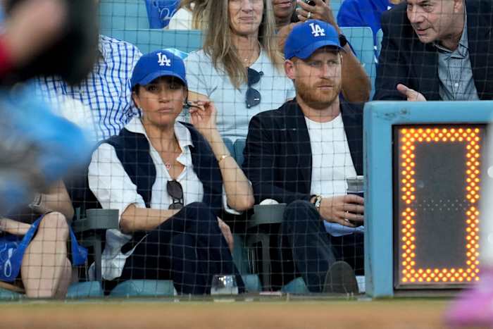 Prins Harry verontschuldigt zich bij Canada vanwege 'Hat Gate'. Het spijt Duke dat hij de Dodgers-pet draagt