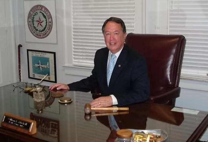 Rechter uit Uvalde County geschorst zonder betaling na zijn aanklacht wegens officiële onderdrukking