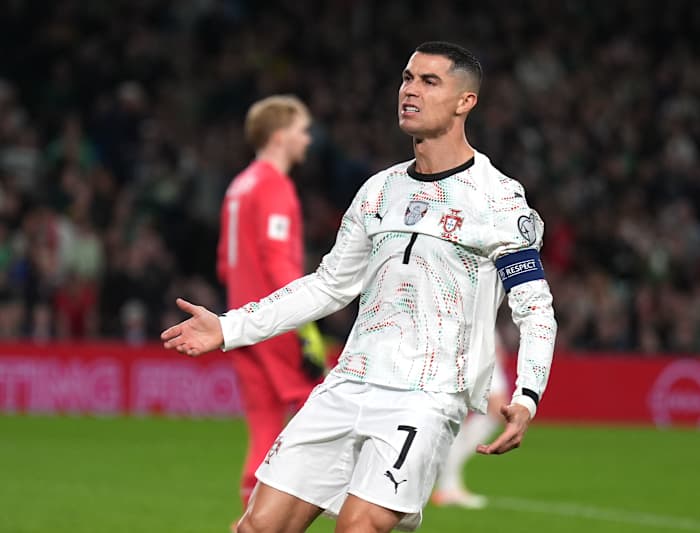 Ronaldo riskeert een schorsing op het WK na een rode kaart omdat hij de Ierse verdediger in het kwalificatieduel een elleboogstoot gaf