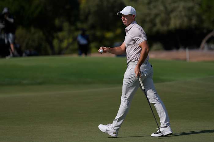 Rory McIlroy deelt de leiding in Dubai en nadert een vierde Europese titel op rij