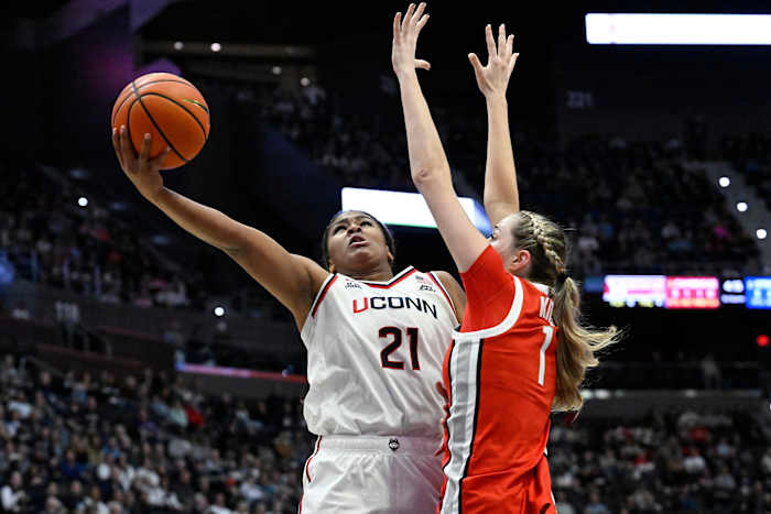Sarah Strong's dubbel-dubbel leidt bovenaan UConn voorbij Ohio State 100-68