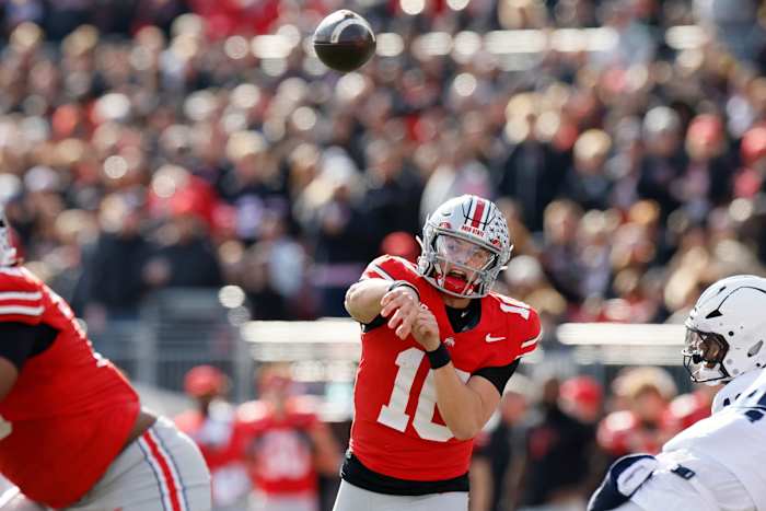 Sayin heeft 4 touchdown-worpen, de best gerangschikte Ohio State neemt de controle over in de tweede helft voor een 38-14 overwinning op Penn State
