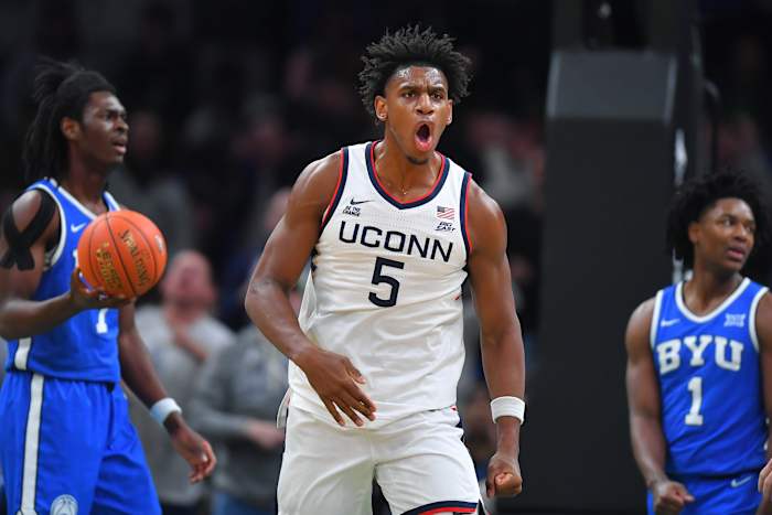 Silas Demary Jr. scoort 21 om nr. 3 UConn te helpen AJ Dybantsa en nr. 7 BYU 86-84 in Boston tegen te houden