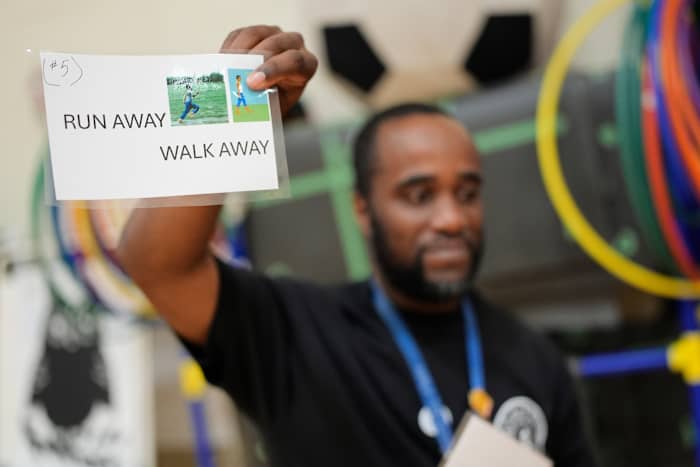 Sommige staten eisen wapenveiligheidslessen op scholen die kinderen leren ‘stop, raak niet’
