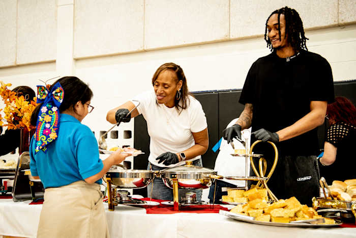 Spelers van San Antonio Spurs geven deze week iets terug tijdens Thanksgiving-gemeenschapsevenementen