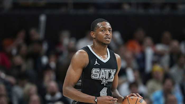 Spurs guard De'Aaron Fox maakt zaterdag zijn seizoensdebuut tegen Pelicans