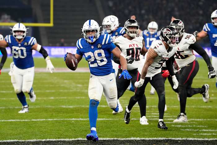 Taylor rent voor 244 yards en 3 touchdowns voor Colts in 31-25 OT-overwinning op Falcons in Berlijn